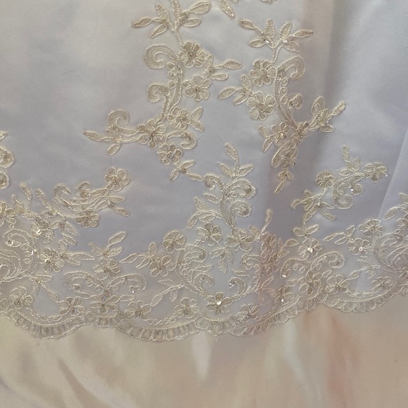 Alfred Angelo Wedding Gown - Picture 9 of 12